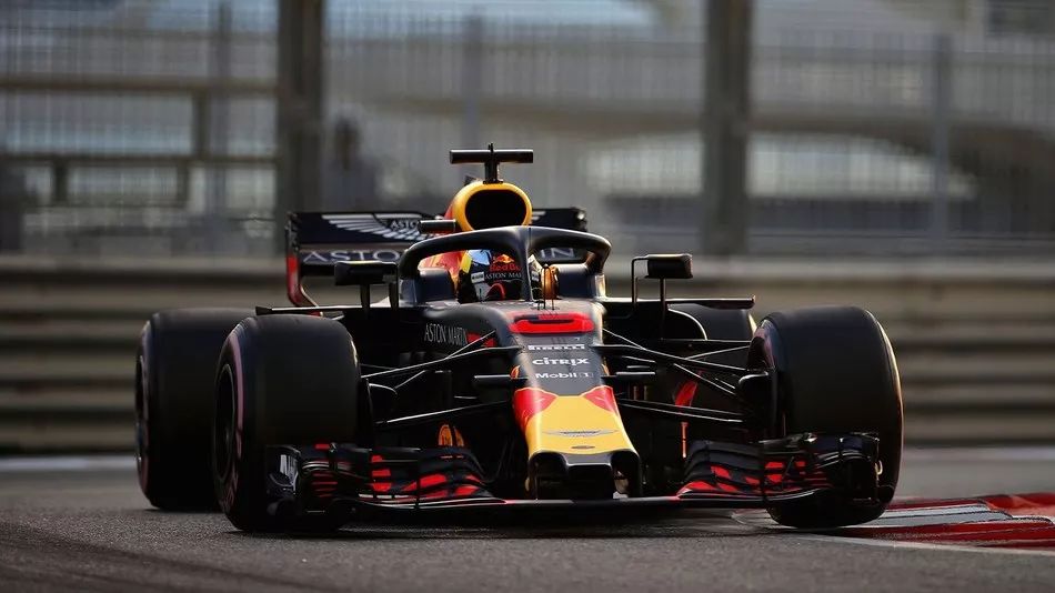 包含梅赛德斯轻取迈凯伦，阿隆索刷新纪录的词条