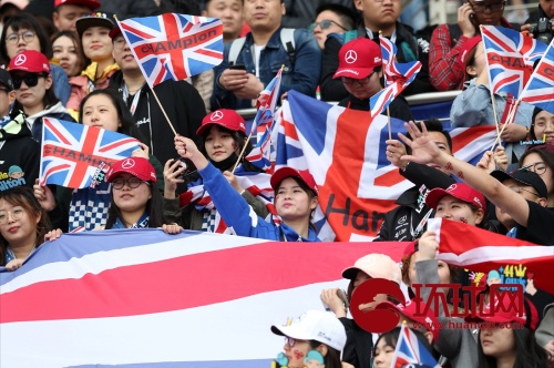 梅赛德斯绝杀哈斯车队，诺里斯带队取胜