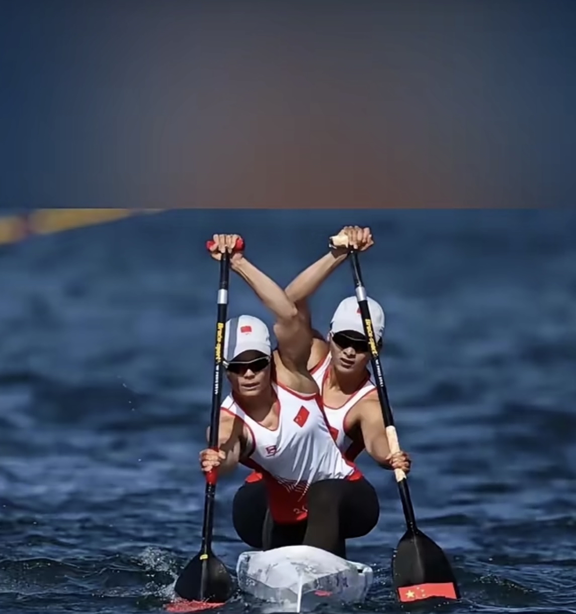 赛艇比赛中意外发生，选手应对机智稳健的简单介绍