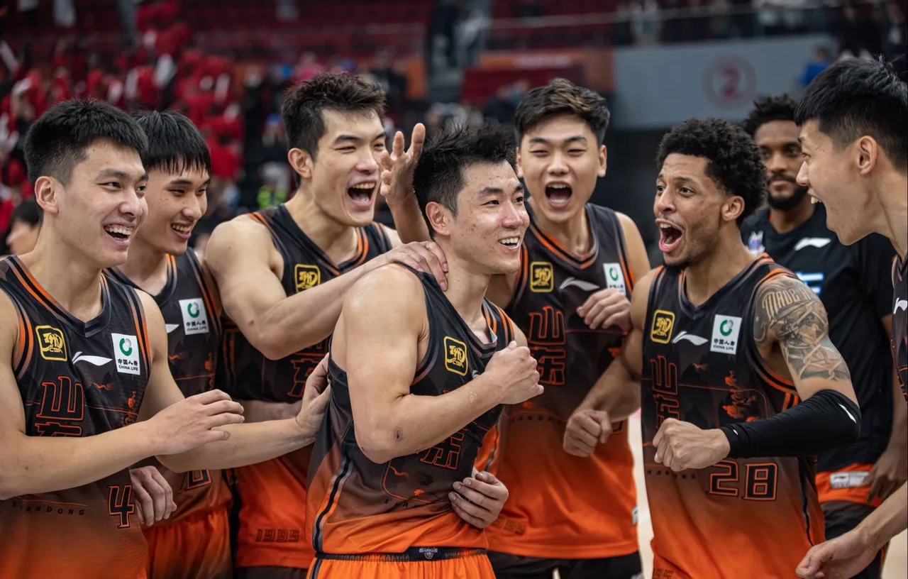 深圳男篮客场击败青岛队,取得胜利 深圳男篮客场击败青岛队,取得胜利
