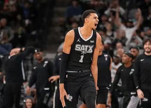 包含黄蜂大胜马刺，沃克砍下全场最高分的词条