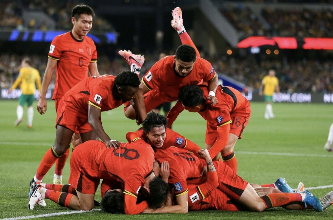 精彩的比赛即将开始，双方争分夺秒，场上激烈